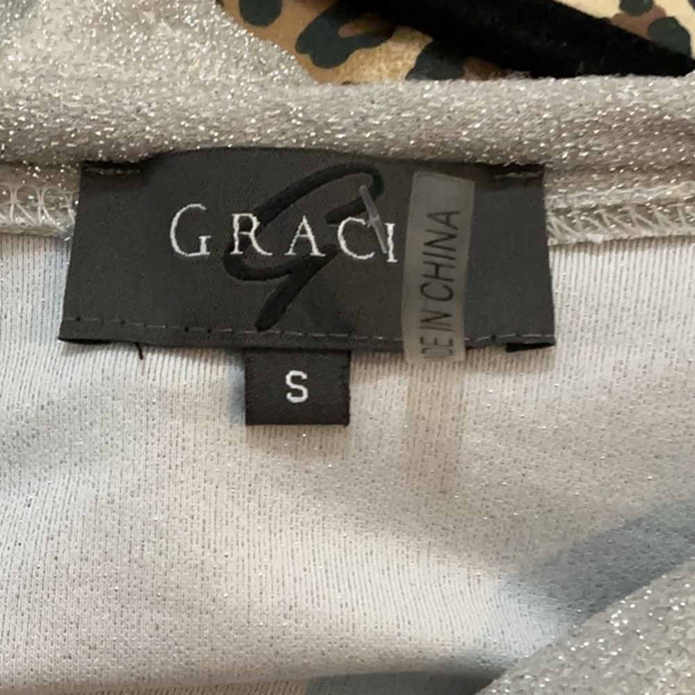 NWOT Gracia Silver Metallic Ruffled Shoulder Top - Picture 9 of 10